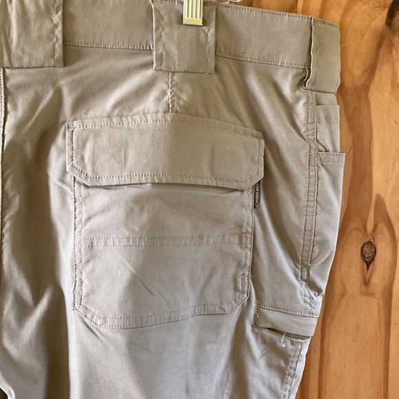 Men’s Duluth Flex Dry On The Fly light tan flat front cargo shorts size 48 - Picture 7 of 10